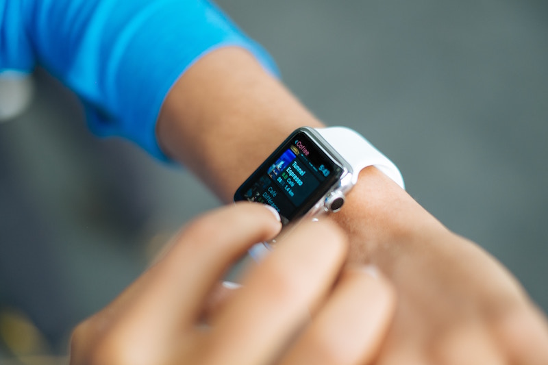 Example of a connected watch to explain the process of selecting screens.